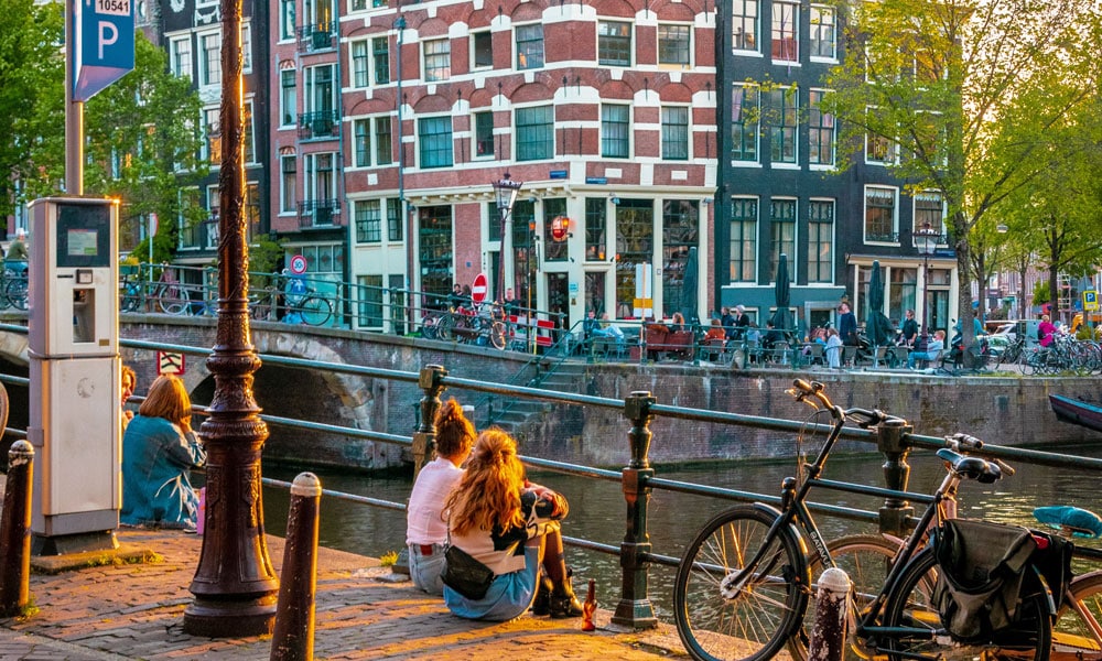 benefits of traveling alone - meeting people in amsterdam