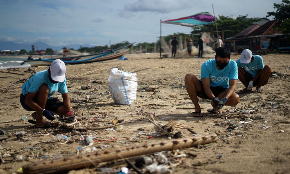 volunteer abroad program beach cleanup